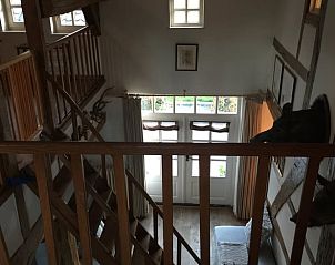 Draufsicht auf den Flur des Ferienhauses in Epen, Sdlimburg, mit Holztreppe.