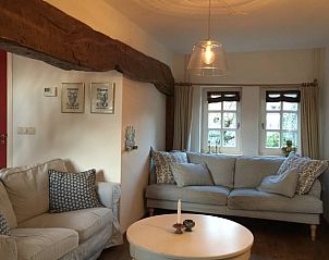 Gemtliches Wohnzimmer mit bequemen Sofas im Ferienhaus in Epen, Limburg.