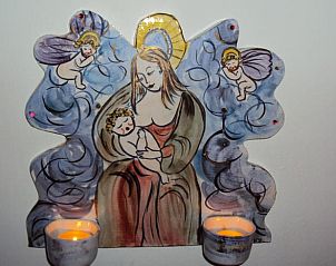 Dekorative Wandkunst im Ferienhaus in Epen, Sdlimburg, mit Kerzen.