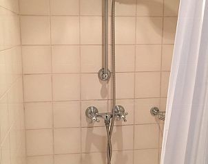 Dusche im Badezimmer des Ferienhauses in Epen, Sdlimburg, mit klassischen Fliesen.