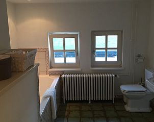 Stilvolles Badezimmer mit Fenster im Ferienhaus in Epen, Sdlimburg.