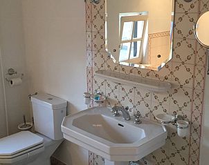 Badezimmer mit Waschbecken und Spiegel im Ferienhaus in Epen, Sdlimburg.