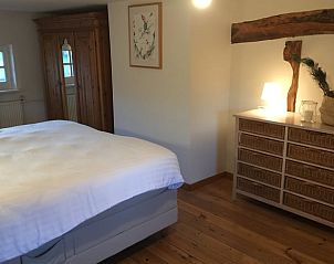 Schlafzimmer mit Holzboden im Ferienhaus in Epen, Sdlimburg, mit natrlichen Elementen.