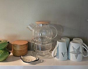 Stilvolle Geschirrkollektion in der Kche von Huisje in Epen, Ferienhaus in Sdlimburg.