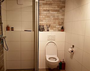 Modernes Badezimmer im Ferienhaus in Epen, Sdlimburg, mit gerumiger Dusche.