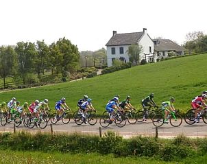 Radfahrer passieren whrend eines Radrennens das Haus in Epen, ein Ferienhaus in Sdlimburg.