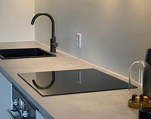 Kchenarbeitsplatte mit modernen Gerten in einem Ferienhaus in Epen, Limburg.