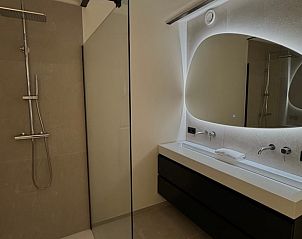 Modernes Badezimmer mit gerumiger Dusche im Ferienhaus in Epen, Limburg.