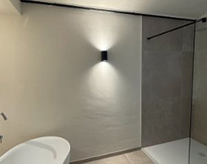 Stilvolles Badezimmer mit begehbarer Dusche im Ferienhaus in Epen, Limburg.