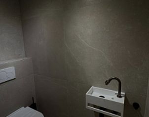 Kompakte Toilette mit modernem Design in einem Ferienhaus in Epen, Sdlimburg.