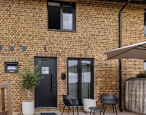 Rckseite des Ferienhauses in Epen mit einladender Terrasse in Limburg.