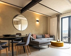 Gemtliches Wohnzimmer im Ferienhaus in Epen, Sdlimburg mit bequemem Sofa und moderner Einrichtung.