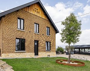 Auenansicht eines Ferienhauses in Epen, Sdlimburg, mit schner Backsteinfassade und grner Umgebung.