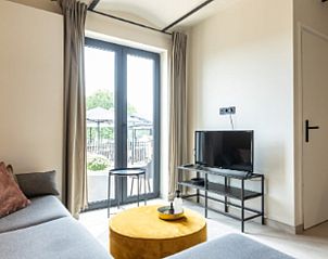 Helle Sitzecke mit Fernseher im Ferienhaus in Epen, Sdlimburg, ideal zum Entspannen.