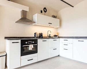 Elegante Kche mit Backofen im Ferienhaus in Epen, Sdlimburg, ideal zum Kochen.