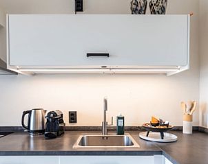 Detail der Arbeitsplatte mit Sple in einem Ferienhaus in Epen, Sdlimburg, ausgestattet mit Kchenutensilien.