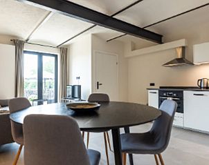 Esszimmer mit rundem Tisch im Ferienhaus in Epen, Sdlimburg, das zu gemtlichen Mahlzeiten einldt.