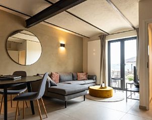 Stilvolles Wohnzimmer im Ferienhaus in Epen, Sdlimburg, mit groem Spiegel und stimmungsvoller Beleuchtung.