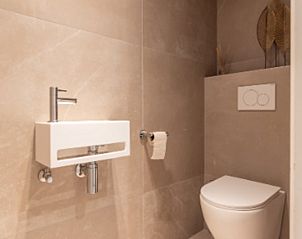 Modernes Badezimmer im Ferienhaus in Epen, Sdlimburg, mit stilvoller Toilette und Waschbecken.