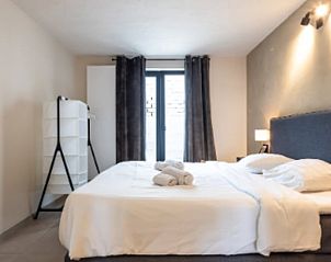 Gemtliches Schlafzimmer mit groem Bett im Ferienhaus in Epen, Sdlimburg, ideal fr Erholung.