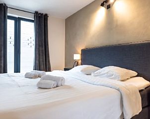 Gemtliches Schlafzimmer im Ferienhaus in Epen, Sdlimburg, mit weicher Beleuchtung und luxuriser Bettwsche.