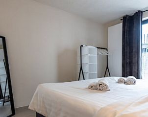 Schlafzimmer mit Blick auf den Garten im Ferienhaus in Epen, Sdlimburg, einladend und ruhig.