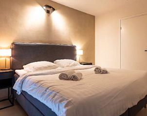 Attraktives Schlafzimmer im Ferienhaus in Epen, Sdlimburg, mit moderner Wandbeleuchtung.