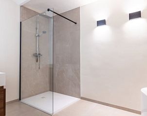 Gerumiges Badezimmer mit begehbarer Dusche im Ferienhaus in Epen, Sdlimburg, elegant und funktionell.