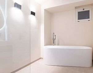 Luxurises Badezimmer mit freistehender Badewanne im Ferienhaus in Epen, Sdlimburg, ideal zum Entspannen.