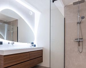 Modernes Waschbecken und Spiegel im Badezimmer eines Ferienhauses in Epen, Sdlimburg, stilvolles Design.