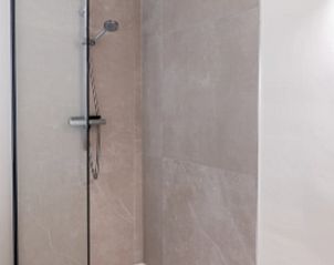 Begehbare Dusche mit Glaswand in einem Ferienhaus in Epen, Sdlimburg, minimalistisch und schick.