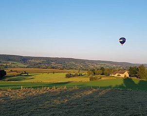 Blick auf die Natur vom Ferienhaus in Epen, Sdlimburg, mit einem Heiluftballon in der Ferne.