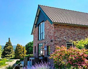 Auenansicht des Ferienhauses in Epen, Sdlimburg, umgeben von bunten Grten.