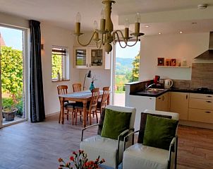 Gerumige Kche und Esszimmer im Ferienhaus in Epen, Sdlimburg, mit Blick auf die Natur.