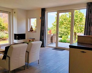 Gemtliches Wohnzimmer im Ferienhaus in Epen, Sdlimburg, mit Zugang zur Terrasse.