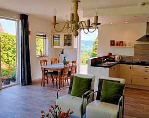 Offene Kche und Essbereich im Ferienhaus in Epen, Sdlimburg, mit viel natrlichem Licht.