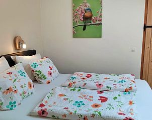 Schlafzimmer im Ferienhaus in Epen, Sdlimburg, mit farbenfrohem Bettzeug.