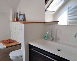 Stilvolles Badezimmer mit Doppelwaschbecken in einem Ferienhaus in Epen, Sdlimburg.