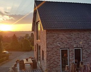 Frhliche Fassade eines Ferienhauses in Epen, Sdlimburg, mit blhenden Pflanzen.