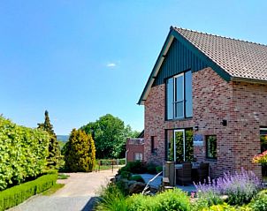 Frhlingsgarten mit blhenden Bumen im Ferienhaus in Epen, Sdlimburg.