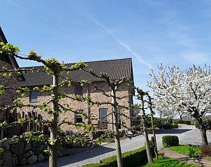 Gemtliche Terrasse mit Steinmauer im Ferienhaus in Epen, Sdlimburg.