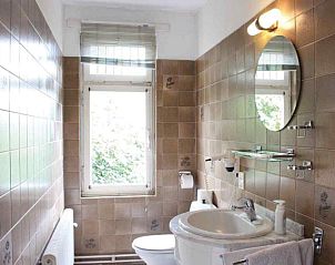 Gemtliches Wohnzimmer im Ferienhaus L022-12, Epen, Sdlimburg mit Klavier und Sitzecke.