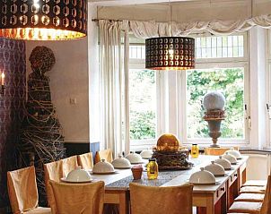 Elegantes Esszimmer im Ferienhaus L022-12, Epen, Sdlimburg mit stilvoller Dekoration.