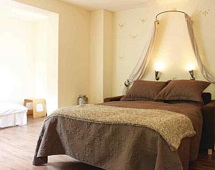 Schlafzimmer mit aufflliger Tapete im Ferienhaus L022-12, Epen, Sdlimburg.