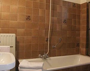 Moderne slaapkamer in vakantiehuis L022, Epen, Zuid Limburg, met kunstzinnige muurdecoratie en comfortabele bedden.