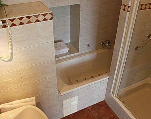 Stijlvolle slaapkamer in L022 vakantiehuis, Epen, Zuid Limburg, met kleurrijke accenten en comfortabele bedden.