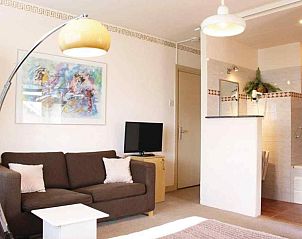 Gezellige woonkamer in L022 vakantiehuis, Epen, Zuid Limburg, met comfortabele banken en piano.