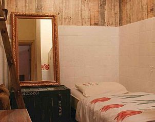 Ruime eetkamer in L022 vakantiehuis, Epen, Zuid Limburg, met lange tafel en sfeervolle verlichting.