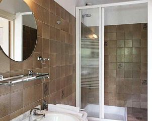 Elegante badkamer in L022 vakantiehuis, Epen, Zuid Limburg, met moderne voorzieningen en strakke afwerking.