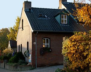 Herbstfarben umarmen das Cottage in Epen, Sdlimburg, ein Ferienhaus mit warmen Ziegeln und gemtlicher Atmosphre.